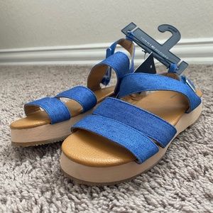 Tommy Hilfiger Size 13M Sandals